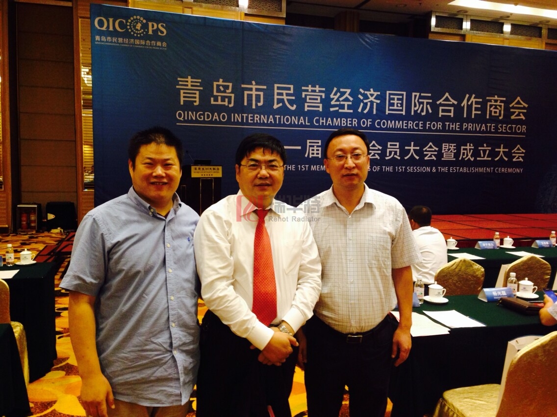 瑞華特暖氣片(青島瑞雪兆散熱器有限公司)董事長(zhǎng)與青島市民營(yíng)經(jīng)濟(jì)國(guó)際合作商會(huì)會(huì)長(zhǎng)合影